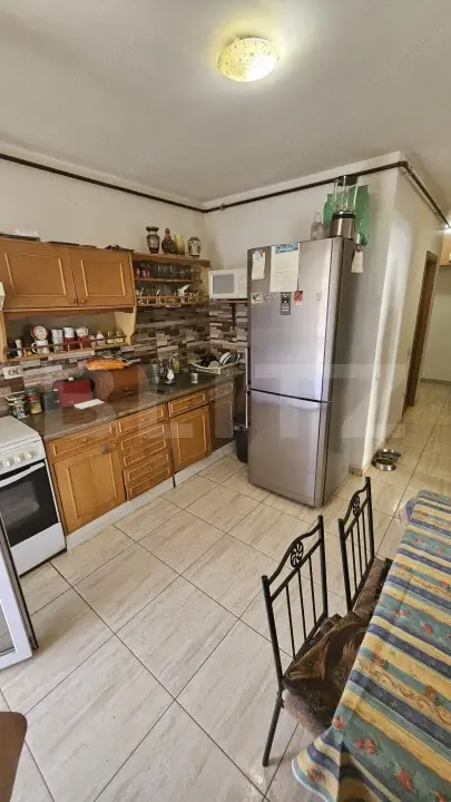 Apartament decomandat cu 3 camere, 53 mp utili, parcare, zona Porii — fotografia 3