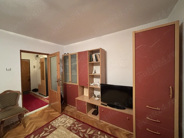 Vand apartament 3 camere complet mobilat, la parter inalt, cu balcon inchis, situat in Aradului Vest