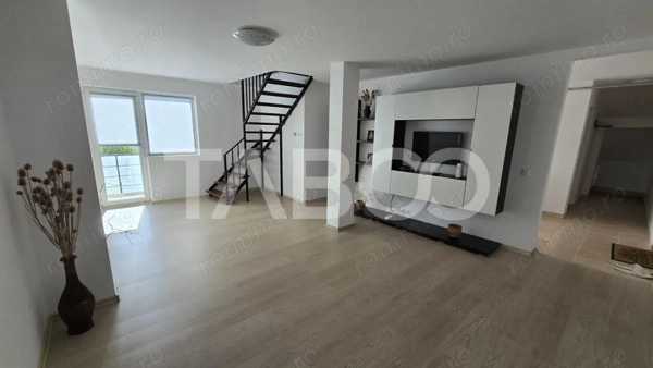 Apartament de vanzare 3 camere luminoase si balcon in zona Tilisca — fotografia 1