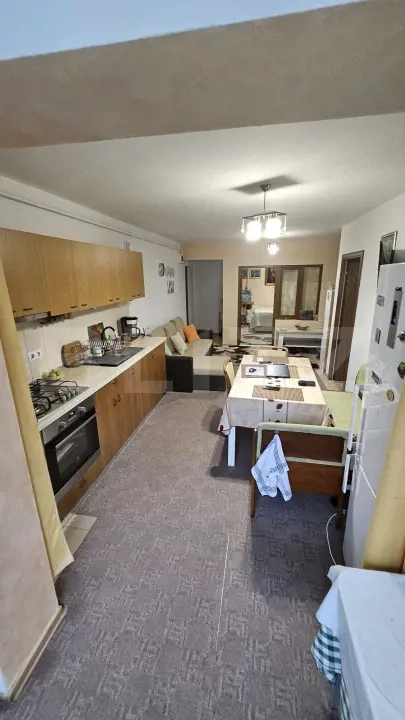 Apartament semidecomandat cu 3 camere, 67 mp, parcare inclusa, zona Florilor — fotografia 3