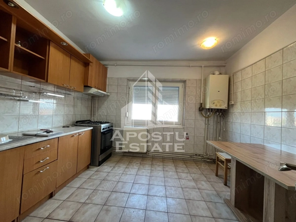 Apartament cu 3 camere, 2 bai, decomandat, centrala proprie, Sagulu — fotografia 3