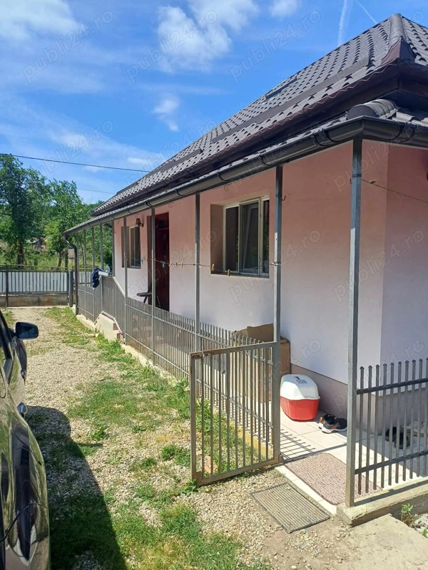 Vând casă cu grădină