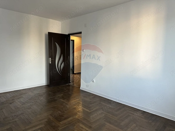 Apartament cu 4 camere de vânzare Roman central — fotografia 1