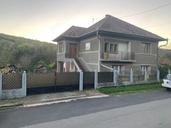 Casă de vânzare , 7 camere Medias