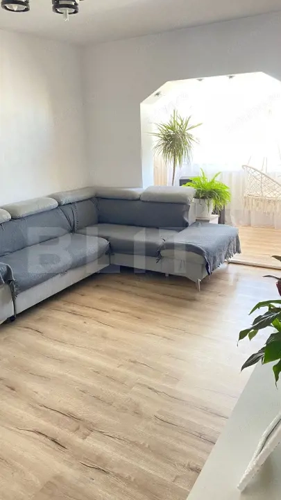 Apartament cu 3 camere, 71 mp, renovat complet, zona Tractorul — fotografia 3