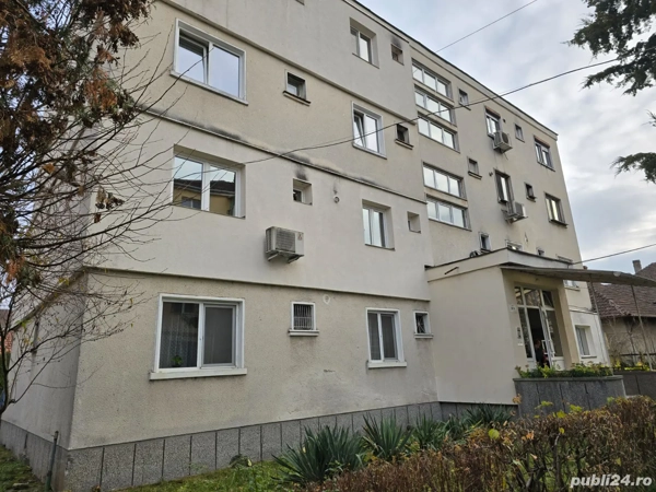 Proprietar vând apartament decomandat 3 camere 90 mp Brad zona Spital — fotografia 1