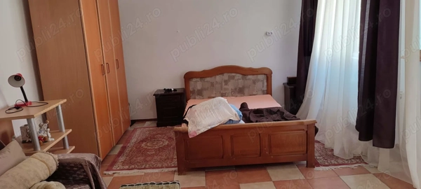 Ofer spre închiriere garsoniera la curte — fotografia 1