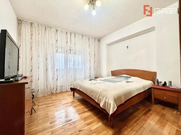 Apartament cu 3 camere, etaj 5 de vanzare, zona Lunei — fotografia 3