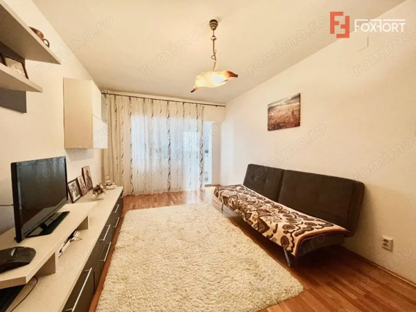 Apartament cu 3 camere, etaj 5 de vanzare, zona Lunei — fotografia 1