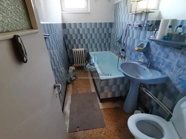 Apartament 3 camere, decomandat, etaj 1, zona centrala — fotografia 3