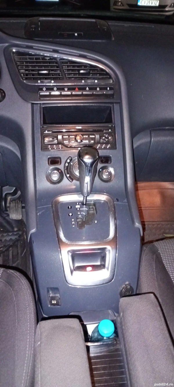 Vând Peugeot 5008