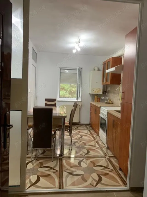 Inchiriez apartament , 3 camere , semidecomandat , zona strand , etaj 2 — fotografia 1