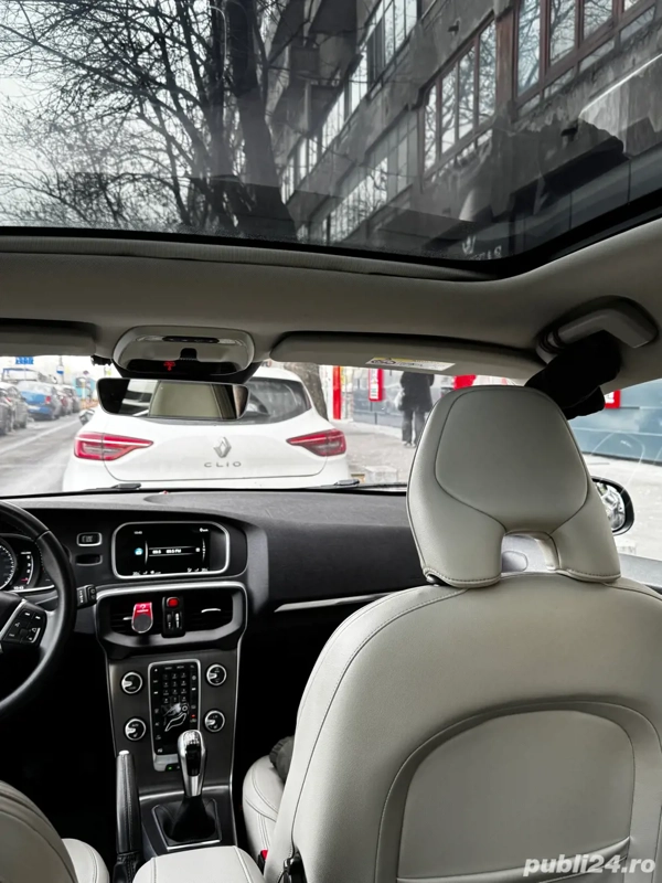 VOLVO V40 2016