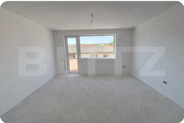 Apartament semidecomandat, bucatarie inchisa, terasa de 64 mp, zona centrala — fotografia 1