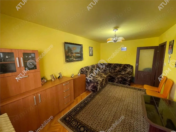 Apartament 3 camere decomandate si balcon zona Vasile Aaron Sibiu — fotografia 3