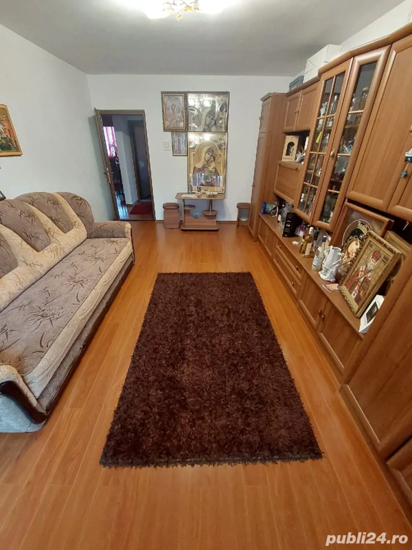 Vând apartament 2 camere et.2 in Petroșani Aeroport frt.bine intretinut — fotografia 3