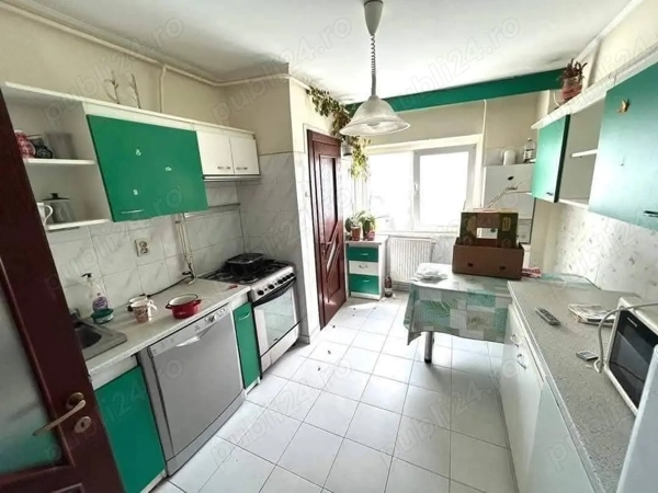 De vanzare apartament cu 4 camere, 2 bai, 2 balcoane, 2 locuri de parcare — fotografia 1