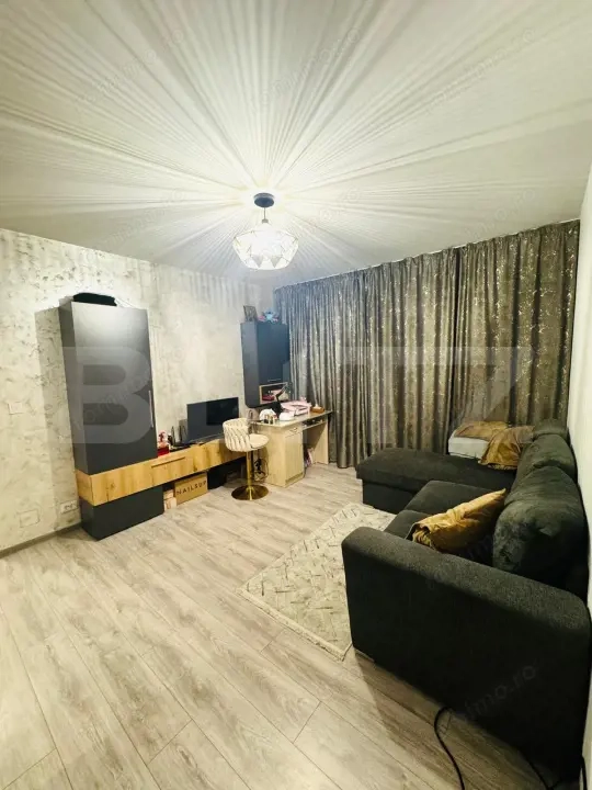 Apartament de vanzare, cu 2 camere, renovat complet, etaj 3 — fotografia 1