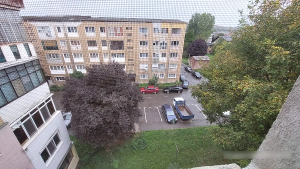 Ultracentral, trei camere, două băi, balcon, zonă centrală, etajul patru, Hunedoara.
