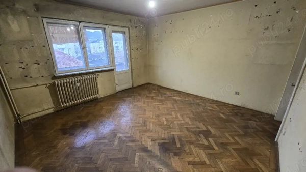 Proprietar vând apartament decomandat 3 camere 90 mp Brad zona Spital — fotografia 3