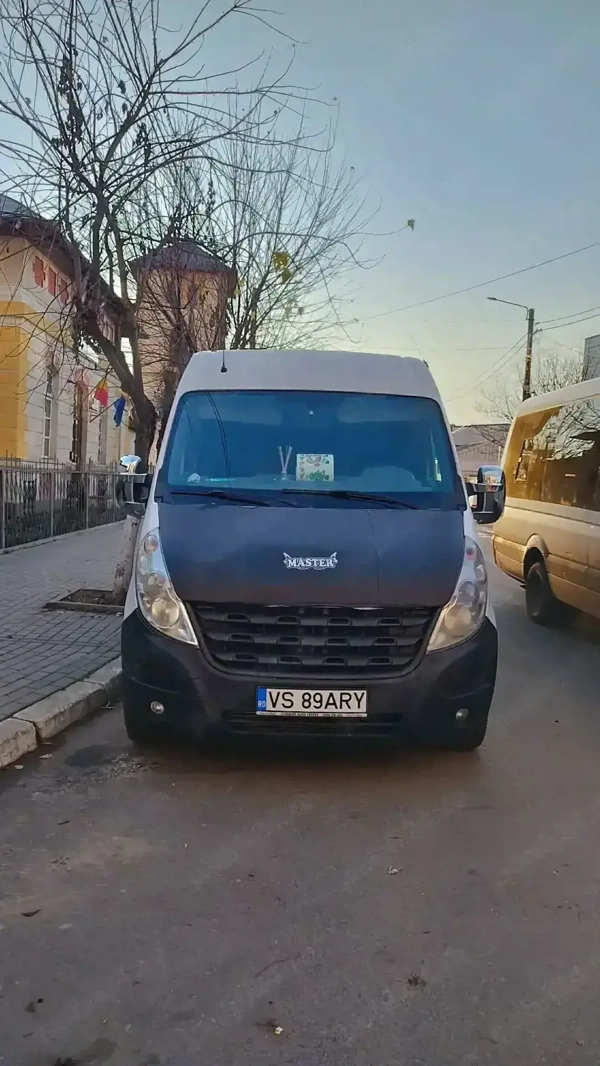 Vând Renault Master 8+1 locuri, an 2012