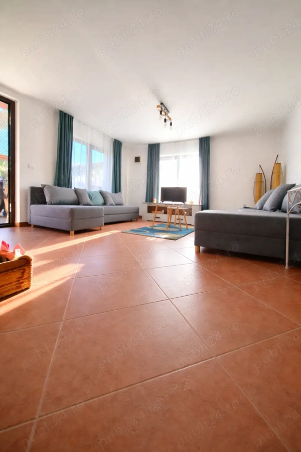 Proprietate completă gata de mutat: casă + 2 apartamente + piscină, curte