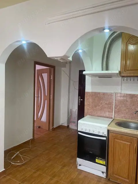 Vand apartament , 3 camere , renovat , etaj 1 , zona Unic , central — fotografia 3