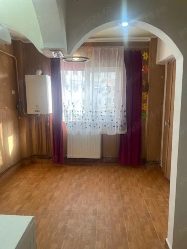 Vand apartament , 3 camere , renovat , etaj 1 , zona Unic , central — fotografia 1