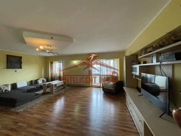 Apartament Spațios 120mp, cu 4 Camere, 2 Băi și 3 Balcoane în Făgăraș — fotografia 1