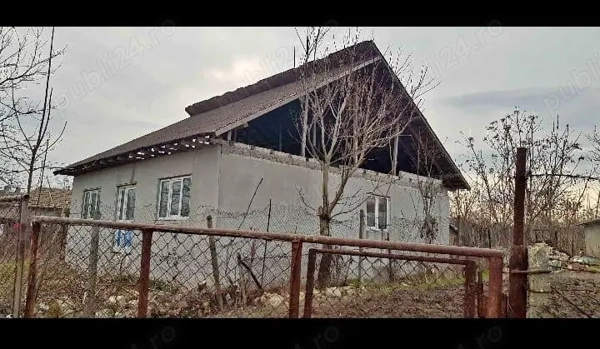 Casă de vânzare potențial normal și teren generos