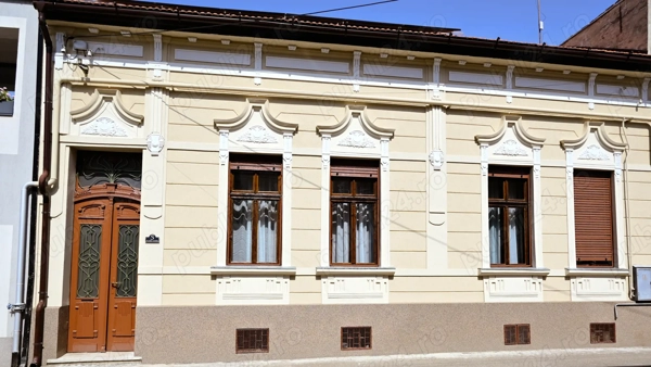 Ofer spre inchiriere casa nou renovata. 160 mp. Central. Lugoj.