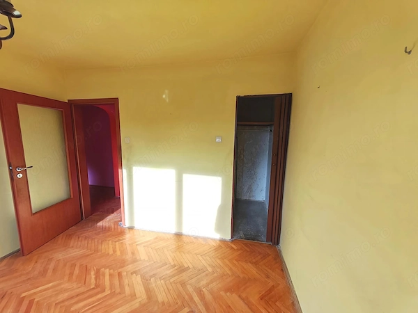 Vand apartament cu 4 camere,decomandat,etajul 3,garaj sub bloc,Bld.Cetatii — fotografia 3