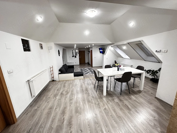 Apartament mansarda de vanzare la curte comuna