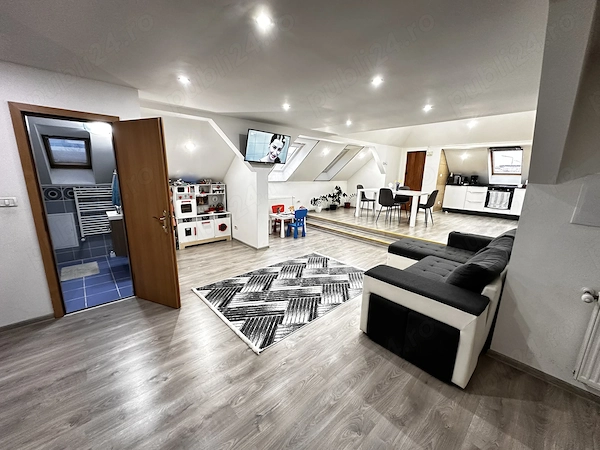 Apartament mansarda de vanzare la curte comuna