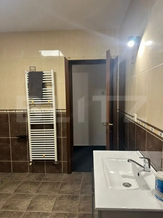 OPORTUNITATE INVESTIȚIE: Apartament de 4 camere, 2 bai, 134mp, Zonă Semicentrală — fotografia 3