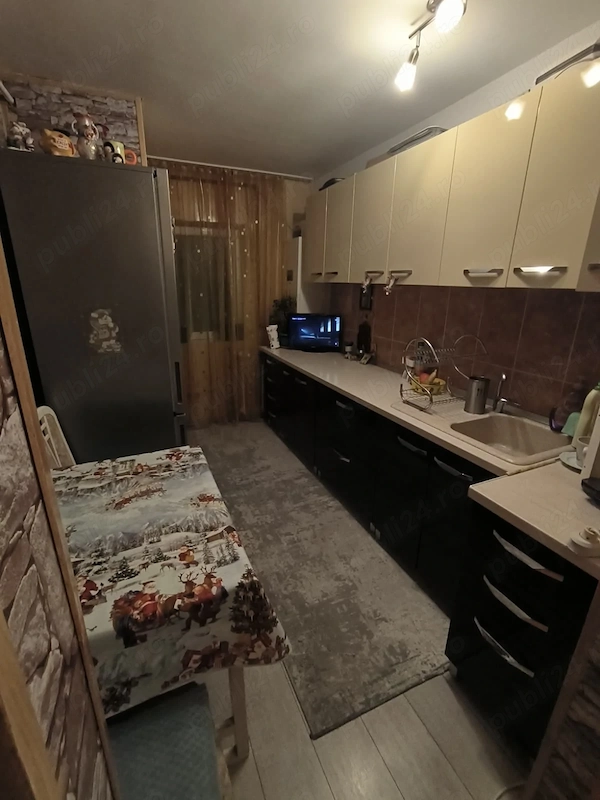 Apartament 3 camere decomandat cu doua balcoane- Campulung, Grui