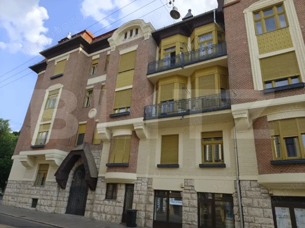 Apartament renovat complet situat in zona ultracentrala in cladire istorica — fotografia 1