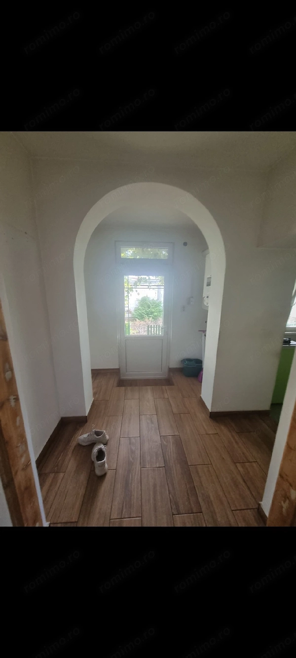 Casă şi teren de vânzare