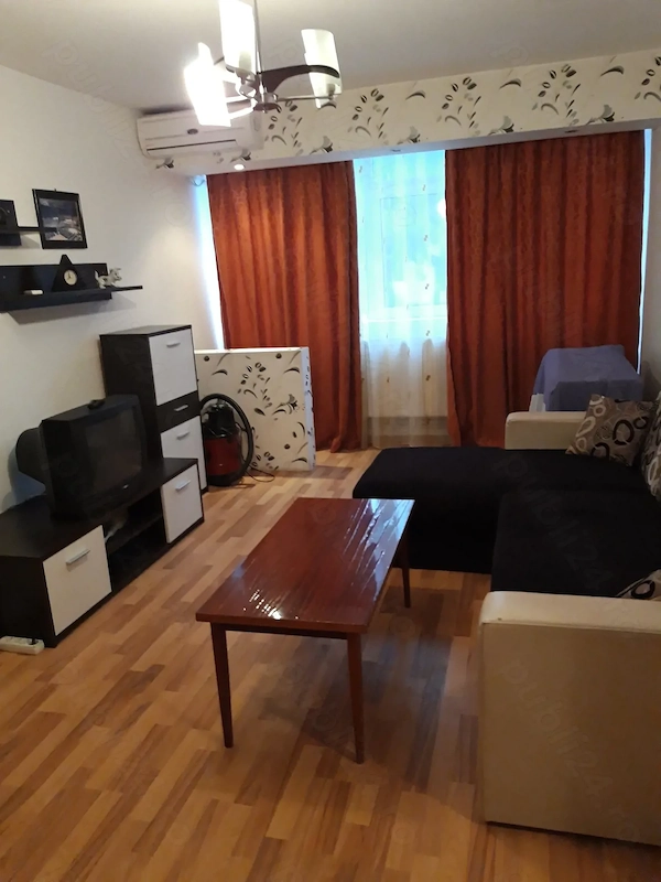 inchiriez apartament 2 camere etaj 1 piata mare — fotografia 1