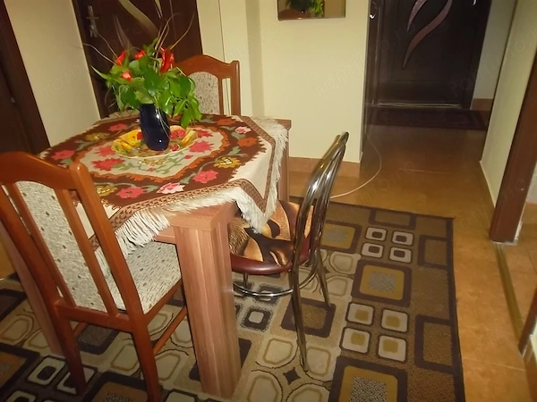 Vand apartament 3 camere decomandat in Deva, zona Carpati, bloc de caramida de 4 etaje,hol central