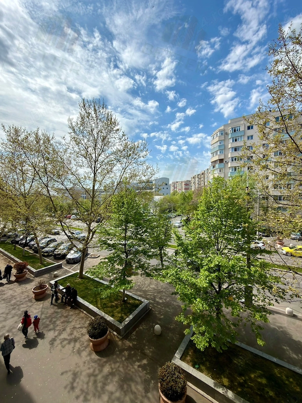 Apartament 3 camere 73 mp Bloc 1985 280 m Metrou Apărătorii Patriei