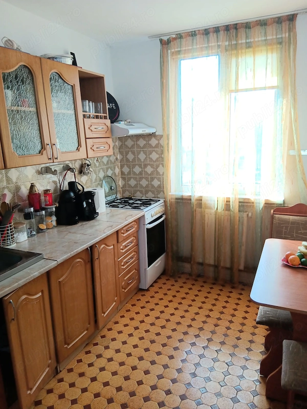 Vând apartament 3 camere decomandat. Etaj 3 din 4. Zona luminoasă și dimineața și seara. De văzut!