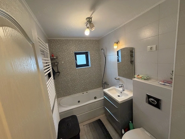 Apartament 3 camere, 2 bai, etaj 1, Maracineni blocuri, zona Zaris