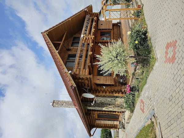 Casă din bușteni cu teren mare