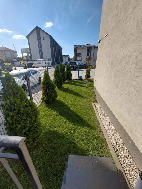 Vand ap 2 camere 60 mp,cu curte 63 mp și parcare — fotografia 1