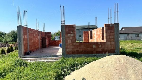 Teren de vânzare cu construcție începută ideal pentru locuință într-o zonă liniștită
