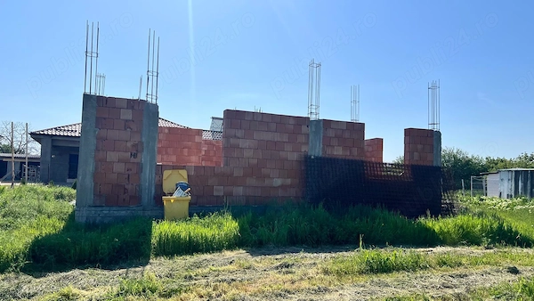 Teren de vânzare cu construcție începută ideal pentru locuință într-o zonă liniștită