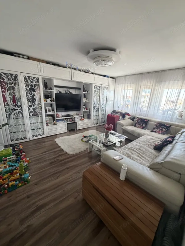 Apartament de vânzare 3 camere, 77 mp, zona liceului Economic — fotografia 1