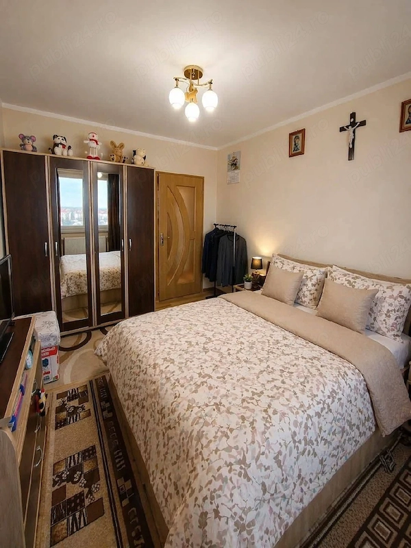 Vand apartament cu doua camere + boxă inclusă în CF