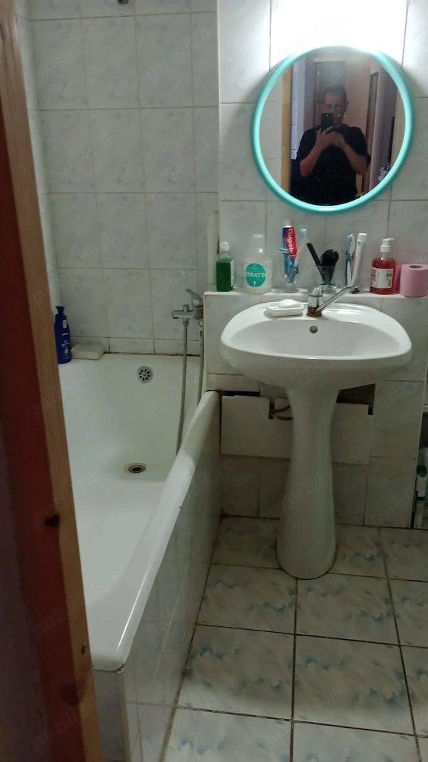 Vind apartament 2 camere decomandat in zona bună etaj 4 in cartierul Victoriei Tirnaveni 42.000 — fotografia 3